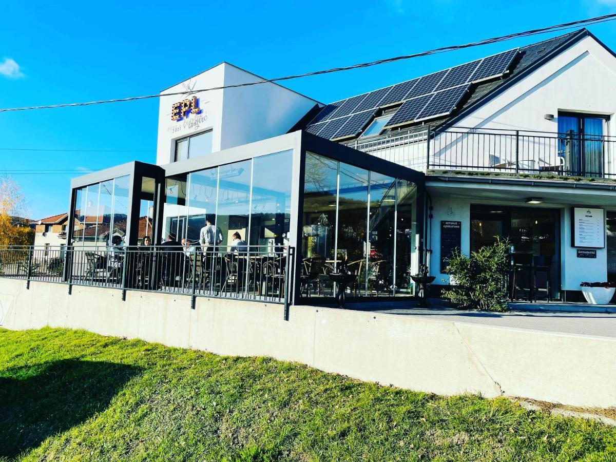 Epl Luxury Lägenhet Eplény Exteriör bild