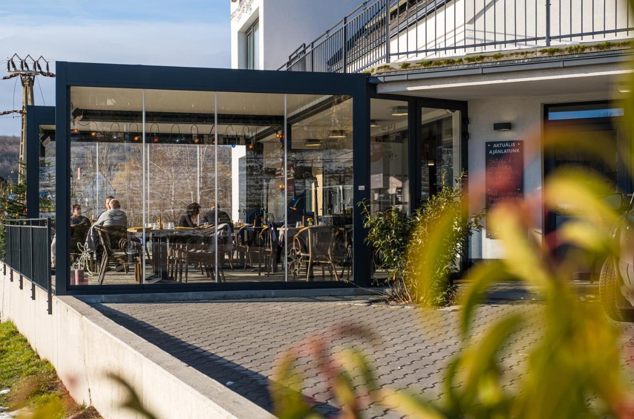 Epl Luxury Lägenhet Eplény Exteriör bild